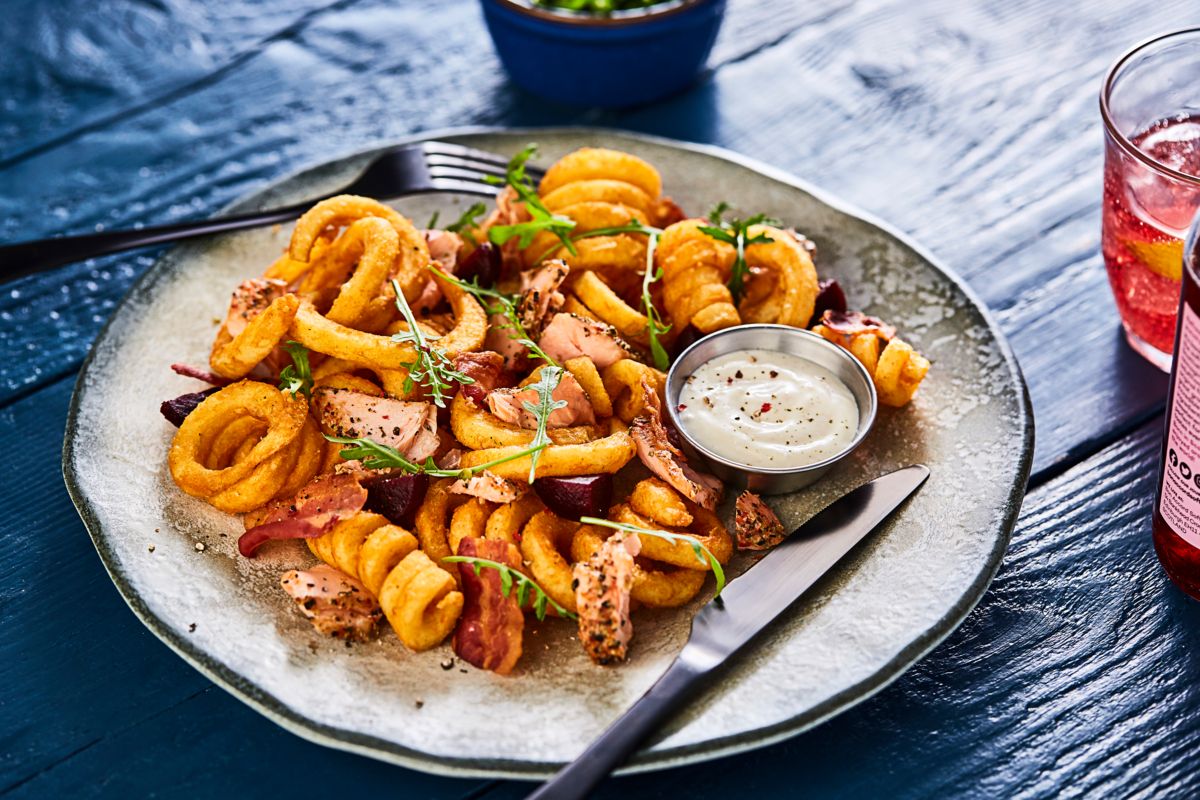 Ensalada picante de salmón ahumado y queso crujiente